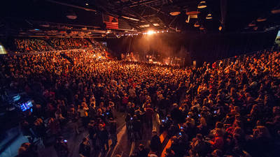 Zorn arena crowd Bon Iver concert