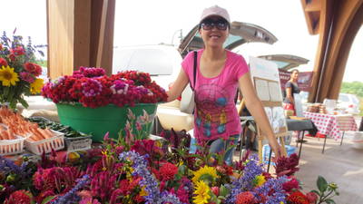  Visiting Scholar Prof. Ma at Local Eau Claire Farmer's Market