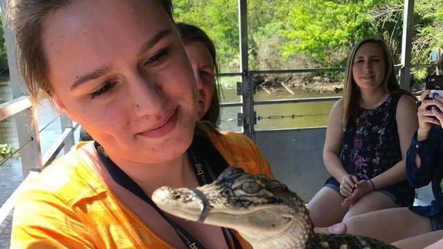 Mathilda Kalina makes friends a gecko!