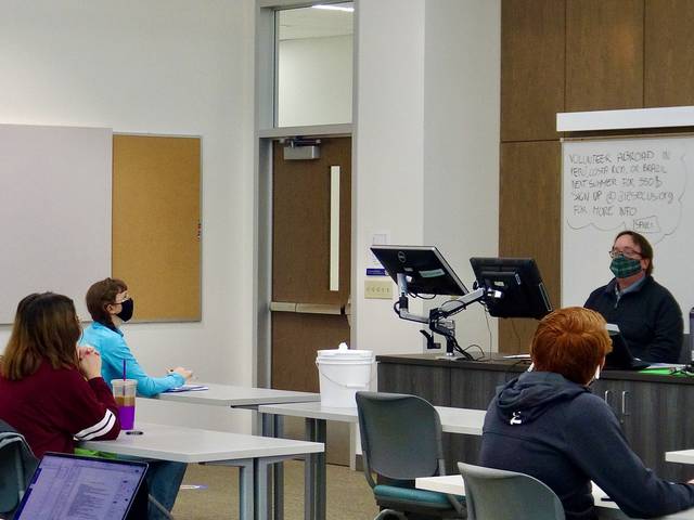 Geoff Peterson teaching honors colloquium on the 2020 election