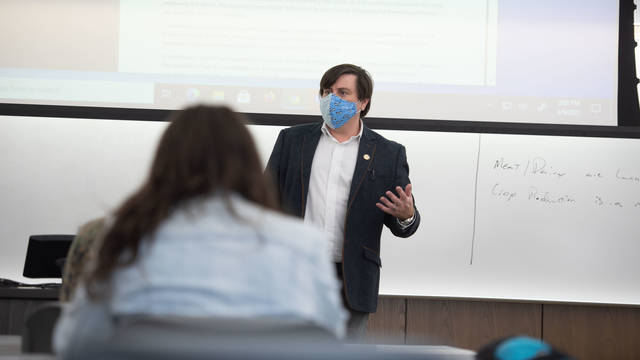 Dr. Thomas Kemp is teaching an economics class this semester that focuses on the economic impact of the COVID-19 pandemic.