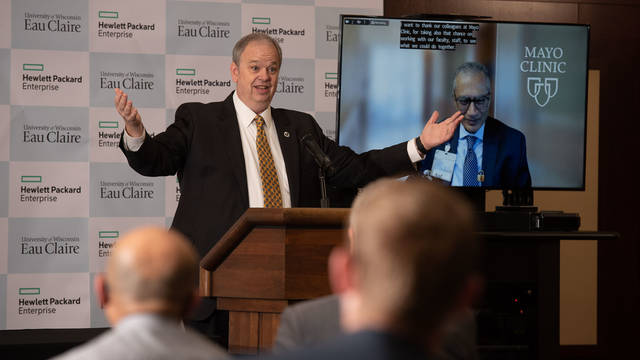 Chancellor Schmidt announceing HPE partnership