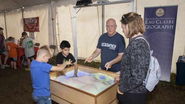 Gary Runnings and visitors at the virtual reality sand table at Farm Tech Days