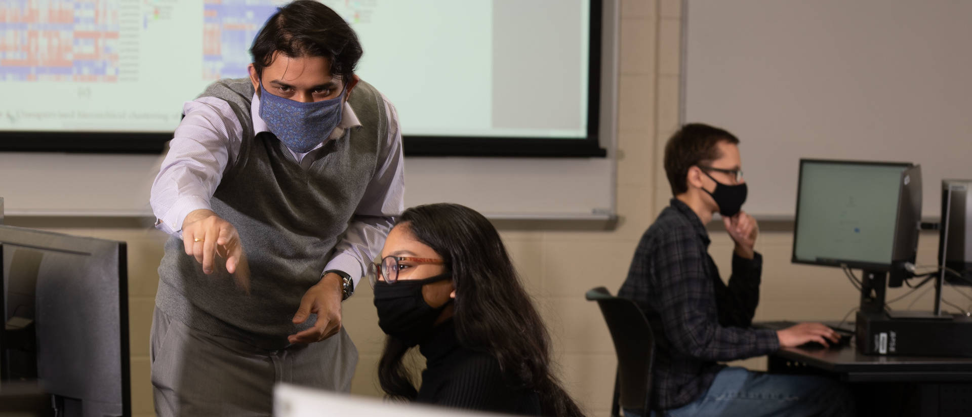 Dr. Gomes works with student in computer lab