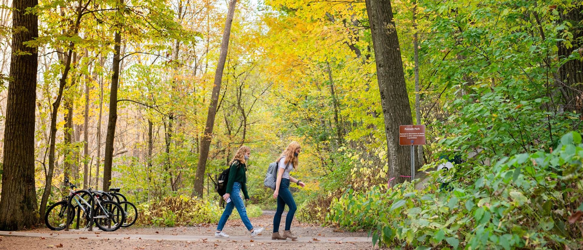 Students make their way through Putnam Park.