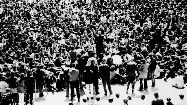 Picture of a large group protesting the Kent State shootings.