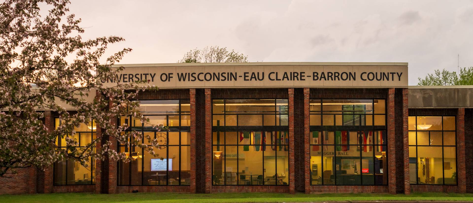 Outdoor image of UW-Eau Claire – Barron County's main building