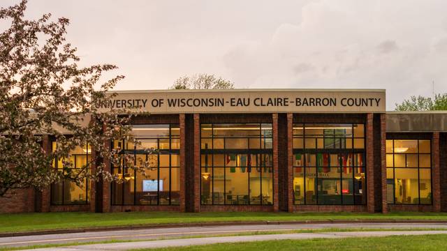 Outdoor image of UW-Eau Claire – Barron County's main building