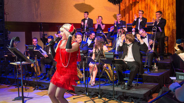 A performer wearing 1940’s era clothing sings at UW-Eau Claire’s Gatsby’s Gala.