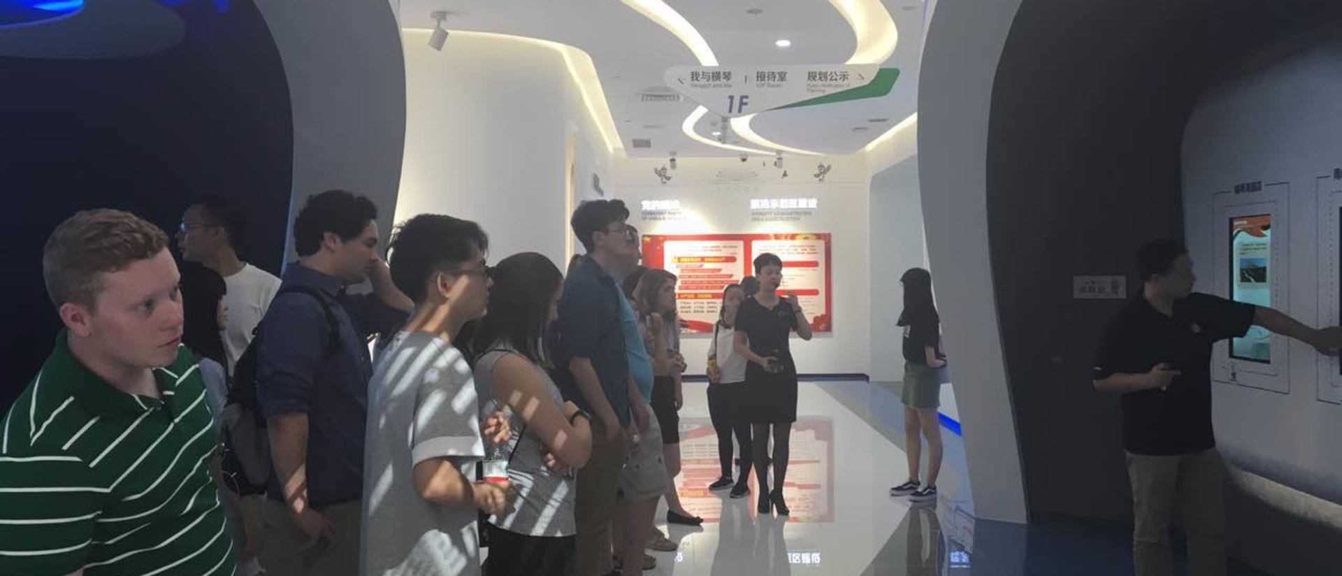 Business students touring Chinese business 
