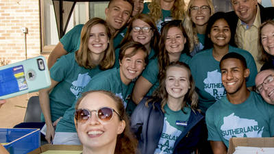 Sutherland Hall Move-In team takes selfie with Chancellor Jim